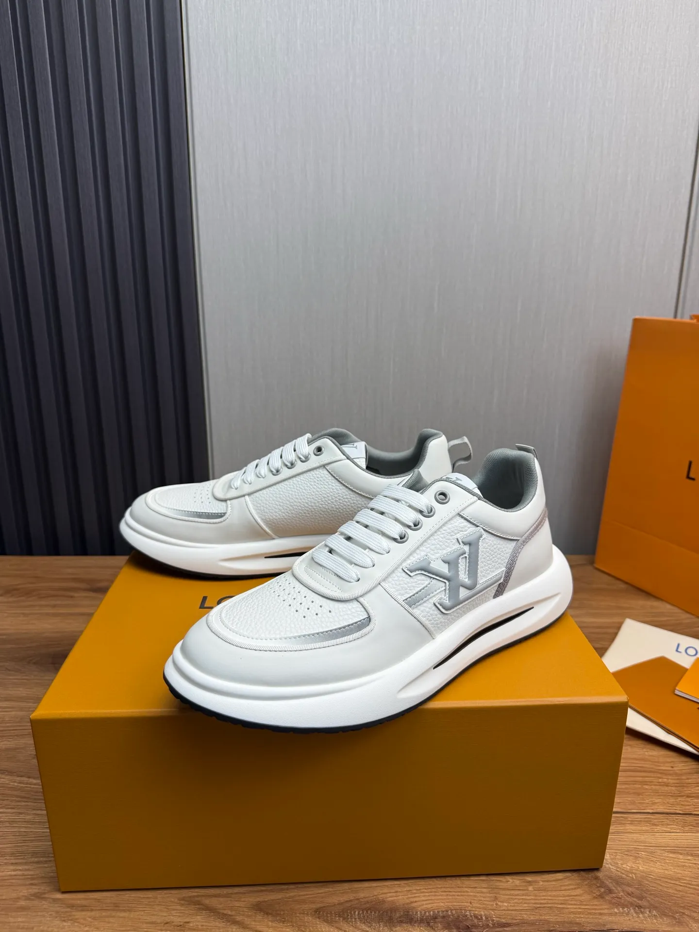 Men's shoes 💰820💰 Lv. Top purchasing agent 🇮🇹 Louis Vuitton, sports shoes counter synchronization, uppers imported from Italy, high-quality splicing and complex handicrafts, imported mesh pads are soft and comfortable, soles: original factory special soles, TPU exclusive movable molded soles super comfortable, original factory single goods, 🔍🔍high quality, you can enter and exit the counter at will, welcome to compare, code number 38-44 (Customized 38.45)